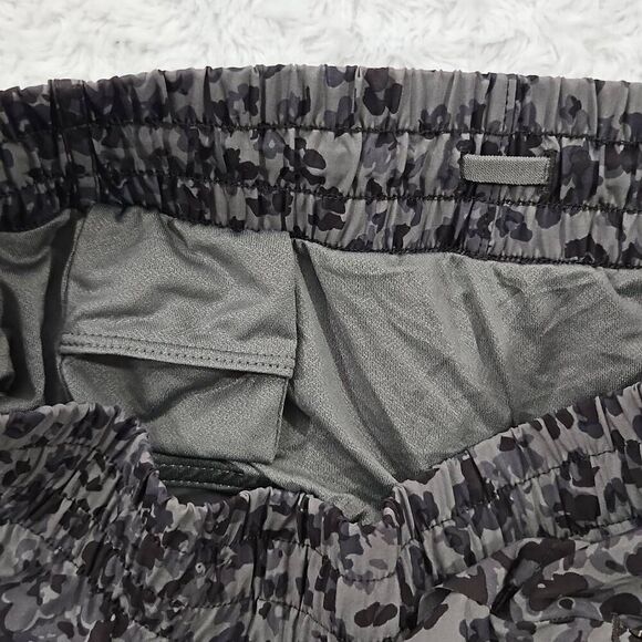 Athleta Womens XS Printed Mesh Racer Run Short Grey and Black Leopard Print 4" - Picture 9 of 10